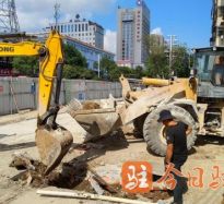 男人操女人逼网站高温下的坚守｜道路建设者用汗水铺就畅通路